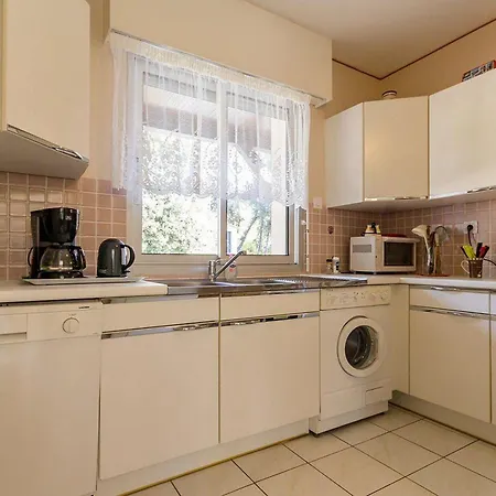 Spacieux Avec Jardin Clos Et Acces A 100m, Proche Commerces - - Fr-1-306-1049