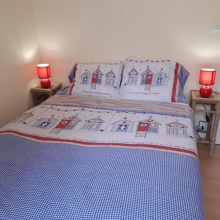 Spacieux Avec Jardin Clos Et Acces A 100m, Proche Commerces - - Fr-1-306-1049 *