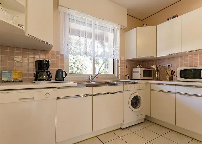 Spacieux Avec Jardin Clos Et Acces A 100m, Proche Commerces - - Fr-1-306-1049