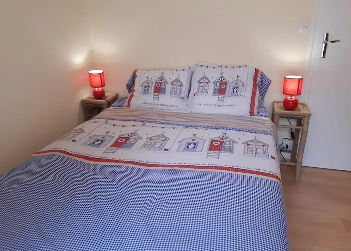 Spacieux Avec Jardin Clos Et Acces A 100m, Proche Commerces - - Fr-1-306-1049 *